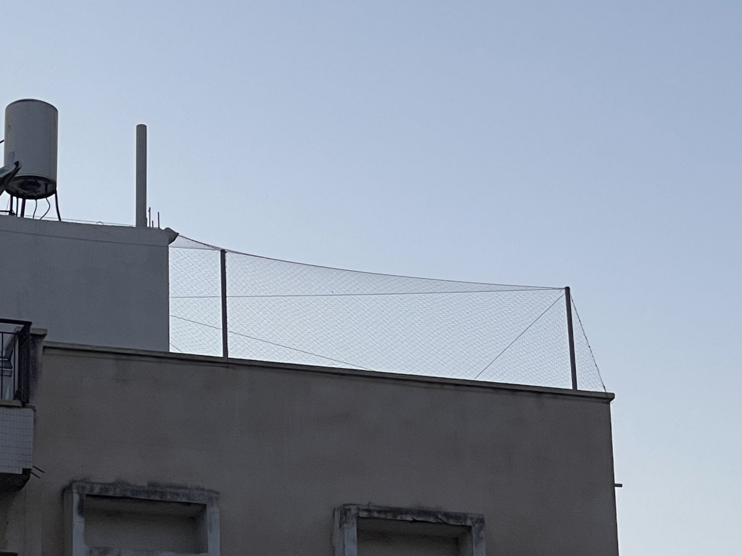 כיסוי מרפסת גג ברשת נגד ציפורים
